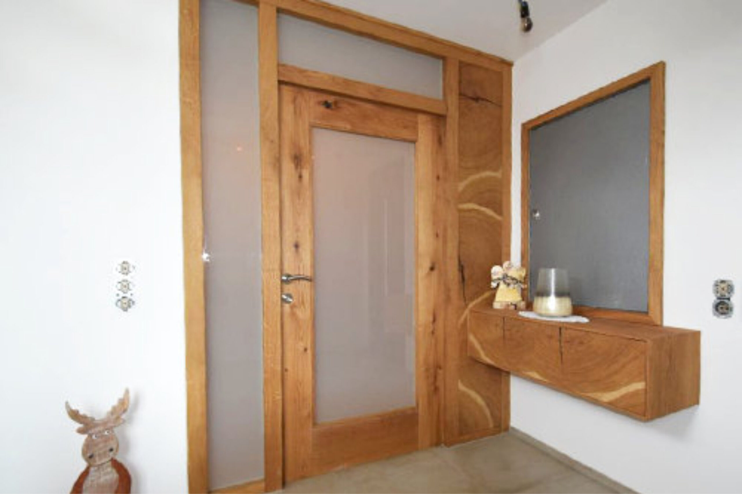 Innentür aus Eiche mit passendem Spiegel und Wandkonsole im Vorzimmer